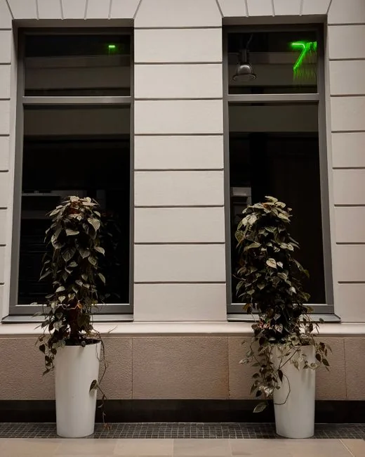 services-03 Vue latérale d’un jeune homme issu d’une minorité, en uniforme, nettoyant le sol avec une serpillière pendant qu’il travaille dans un restaurant au style rétro